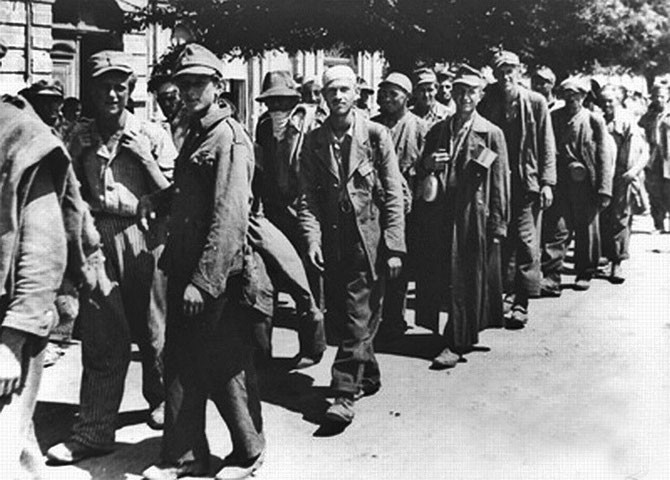 Zarobljenička kolona u prolasku kroz Koprivnicu 1945.