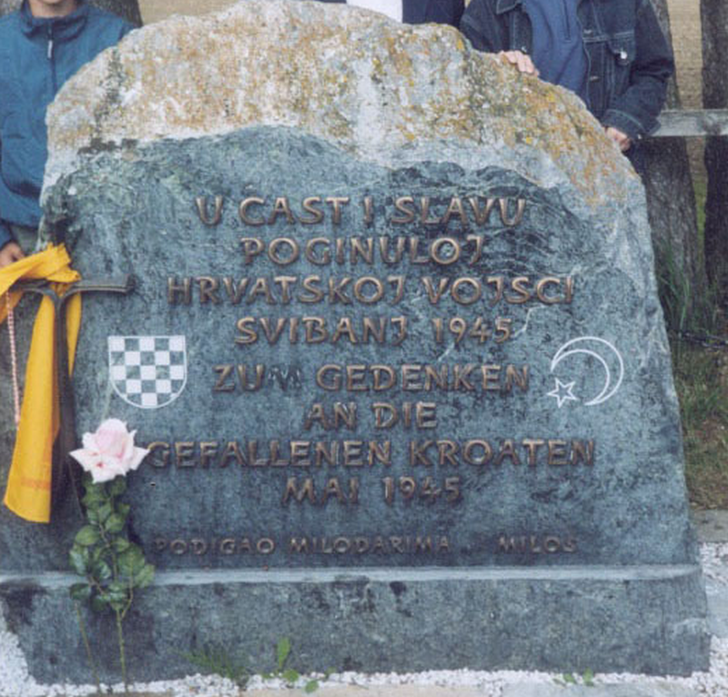 Izvorni spomen-kamen — „U čast i slavu poginuloj hrvatskoj vojsci, svibanj 1945."
